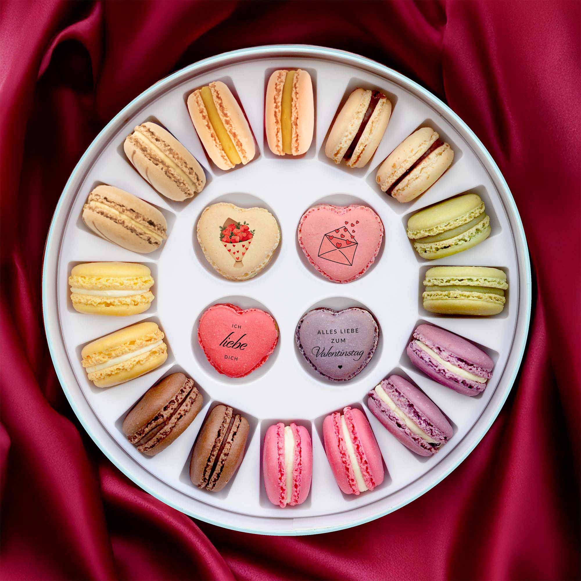 Große Macaron Geschenkbox Love Edition mit bedruckten Herzmacarons zum Valentinstag
